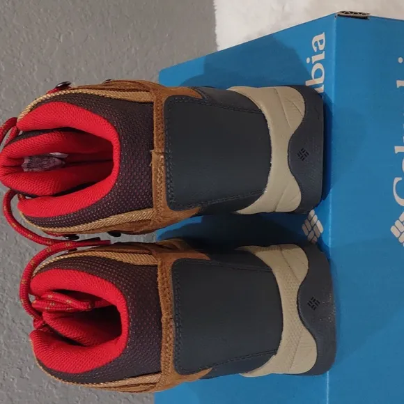 COLUMBIA NEWTON RIDGE PLUS WATERPROOF AMPED SHOES.