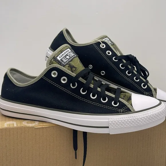 Converse Men’s Chuck Taylor All Star Canvas 152621C Sneakers