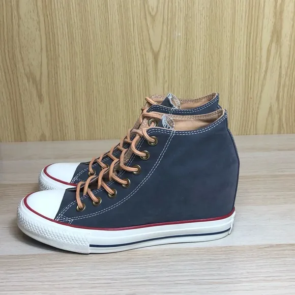 Converse Women’s Heeled Sneakers Size 8.