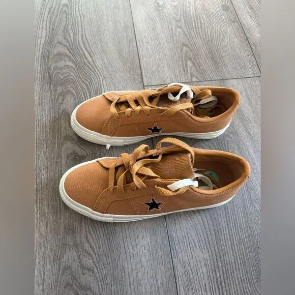 Converse con Tan Canvas Sneakers with Star Detail NWOT
