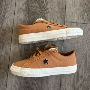 Converse con Tan Canvas Sneakers with Star Detail NWOT
