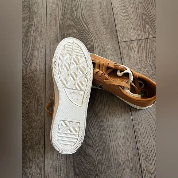 Converse con Tan Canvas Sneakers with Star Detail NWOT