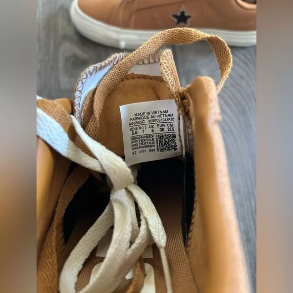 Converse con Tan Canvas Sneakers with Star Detail NWOT