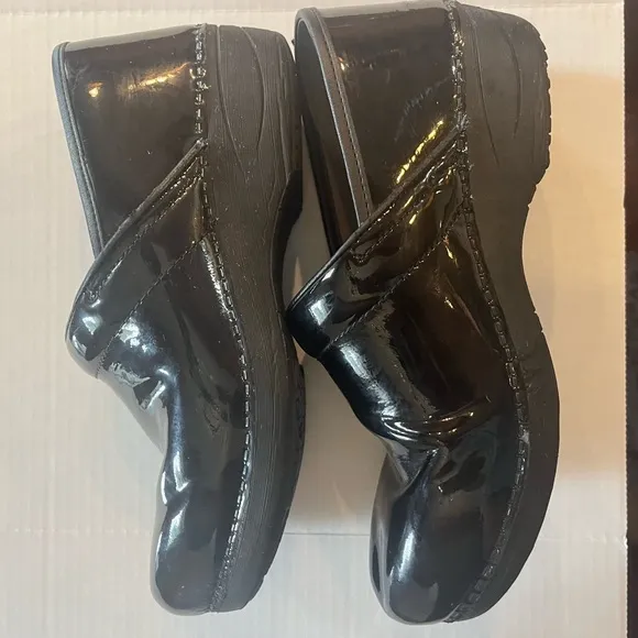 Dansko Professional XP 2.0 Black Patent Leather Clogs Women’s 41 (10.5-11) Wide