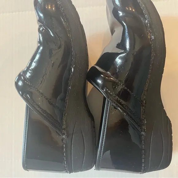 Dansko Professional XP 2.0 Black Patent Leather Clogs Women’s 41 (10.5-11) Wide