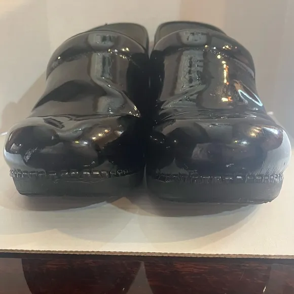 Dansko Professional XP 2.0 Black Patent Leather Clogs Women’s 41 (10.5-11) Wide
