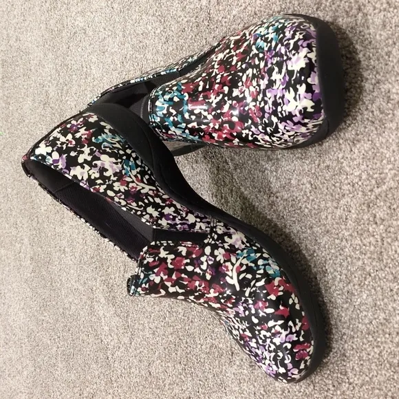 Dansko Women's 39 Euro (9 US) Black and white with floral pattern  😍 CUTE!! 😍