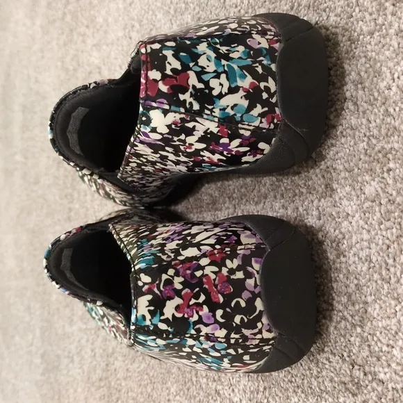 Dansko Women's 39 Euro (9 US) Black and white with floral pattern  😍 CUTE!! 😍