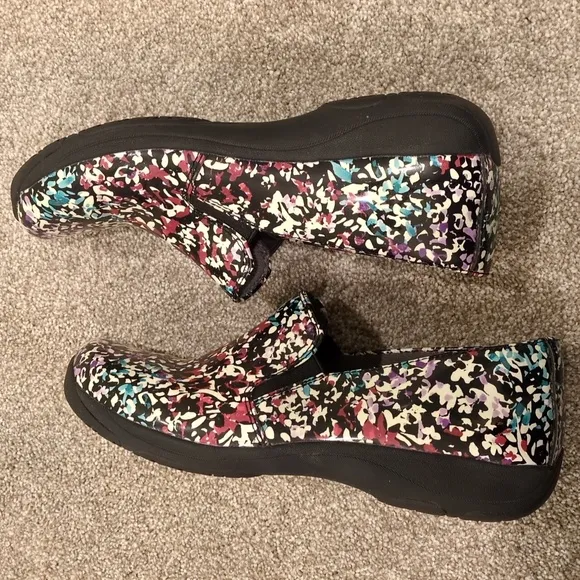 Dansko Women's 39 Euro (9 US) Black and white with floral pattern  😍 CUTE!! 😍