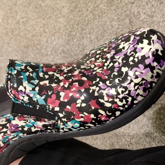 Dansko Women's 39 Euro (9 US) Black and white with floral pattern  😍 CUTE!! 😍