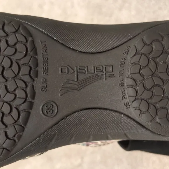Dansko Women's 39 Euro (9 US) Black and white with floral pattern  😍 CUTE!! 😍