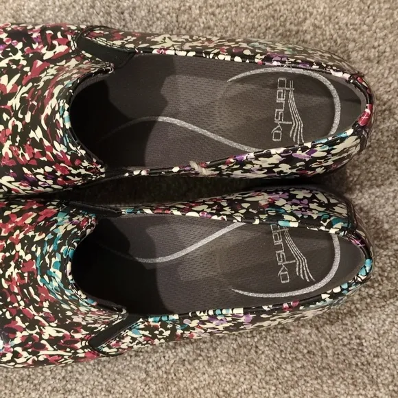 Dansko Women's 39 Euro (9 US) Black and white with floral pattern  😍 CUTE!! 😍