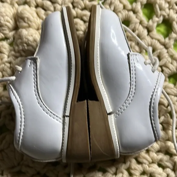 Danuccelli shiny white leather w glove leather lining and aerated arch support