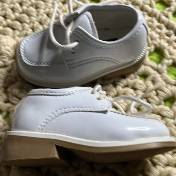 Danuccelli shiny white leather w glove leather lining and aerated arch support
