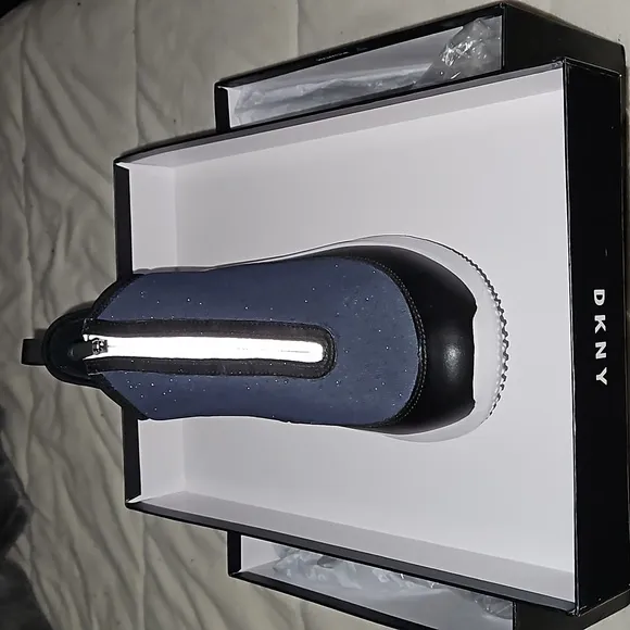 DKNY Mens Zip Up Sneakers,BRAND NEW IN ORIGINAL BOX!!!
