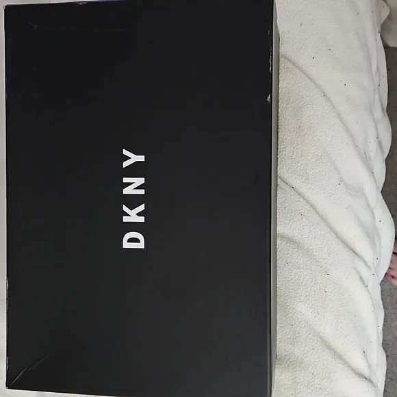 DKNY Mens Zip Up Sneakers,BRAND NEW IN ORIGINAL BOX!!!