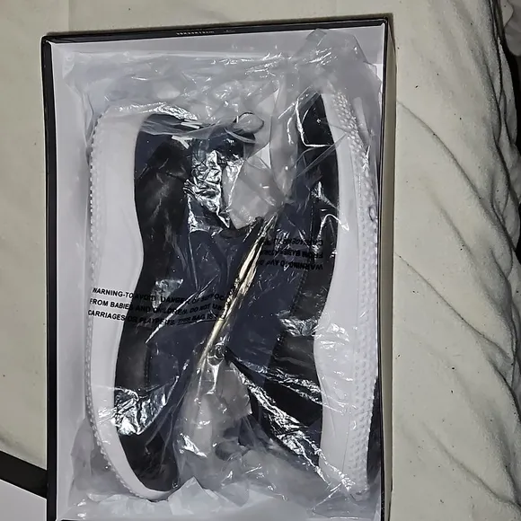 DKNY Mens Zip Up Sneakers,BRAND NEW IN ORIGINAL BOX!!!