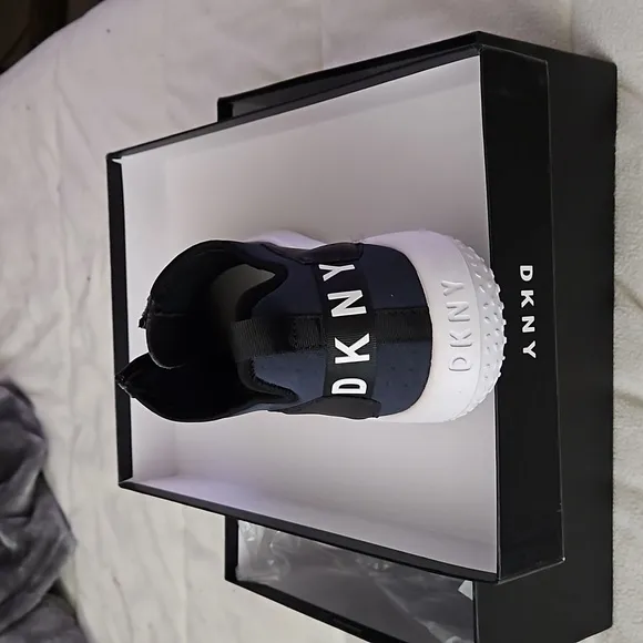 DKNY Mens Zip Up Sneakers,BRAND NEW IN ORIGINAL BOX!!!