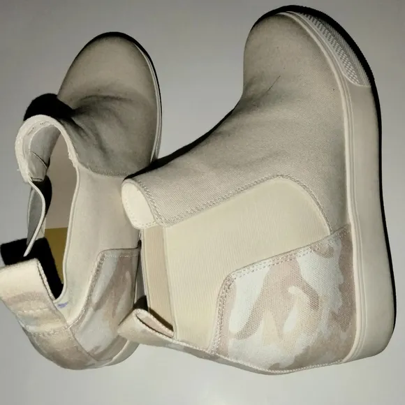 Dolce Vita (Size 8.5) Camo &amp; Natural Canvas &quot;Wanderer&quot; Hi Top Wedge Sneakers