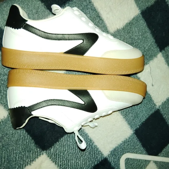 DOLCE VITA Voyage lone Line Lace Up Sneakers - Size 9