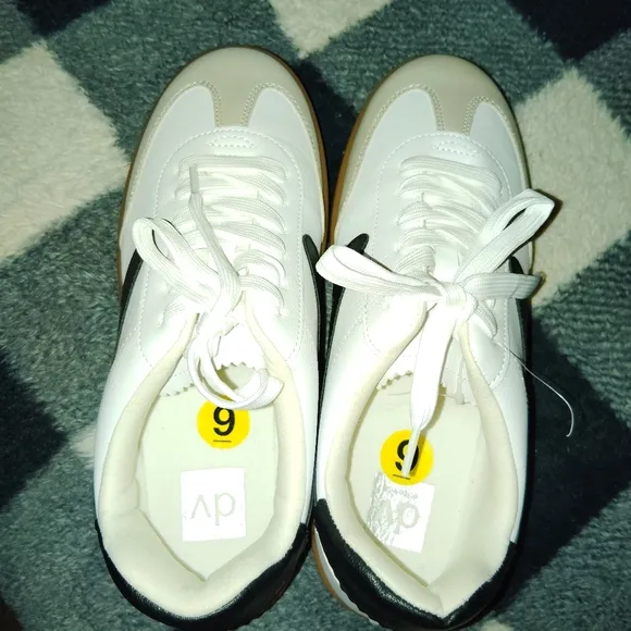 DOLCE VITA Voyage lone Line Lace Up Sneakers - Size 9