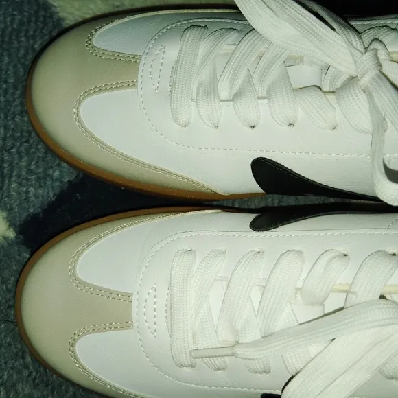 DOLCE VITA Voyage lone Line Lace Up Sneakers - Size 9
