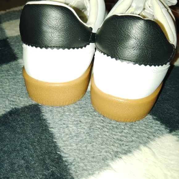 DOLCE VITA Voyage lone Line Lace Up Sneakers - Size 9