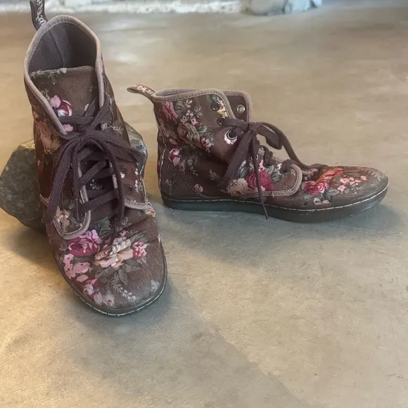 Dr. Martens vintage Brown Floral Shoreditch Canvas Boots Sneakers (women’s 8)