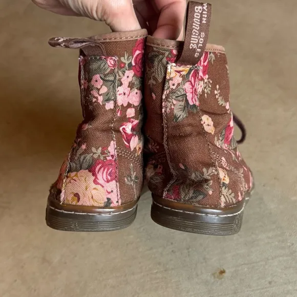 Dr. Martens vintage Brown Floral Shoreditch Canvas Boots Sneakers (women’s 8)