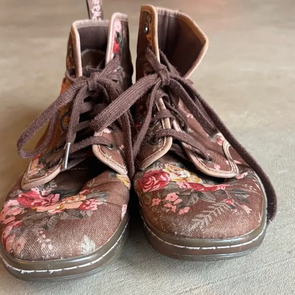 Dr. Martens vintage Brown Floral Shoreditch Canvas Boots Sneakers (women’s 8)