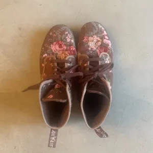 Dr. Martens vintage Brown Floral Shoreditch Canvas Boots Sneakers (women’s 8)
