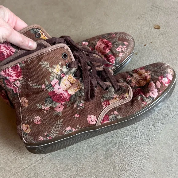 Dr. Martens vintage Brown Floral Shoreditch Canvas Boots Sneakers (women’s 8)