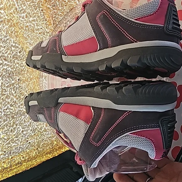 E New w/ o tags Rose pink Nike hiking ndestrukt grey sz 5Y