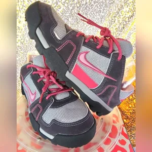 E New w/ o tags Rose pink Nike hiking ndestrukt grey sz 5Y