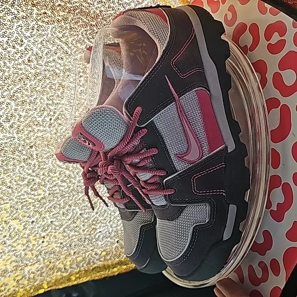 E New w/ o tags Rose pink Nike hiking ndestrukt grey sz 5Y