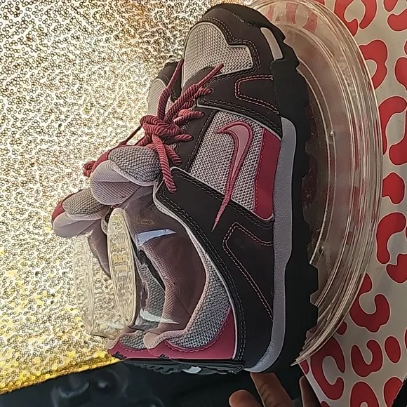 E New w/ o tags Rose pink Nike hiking ndestrukt grey sz 5Y