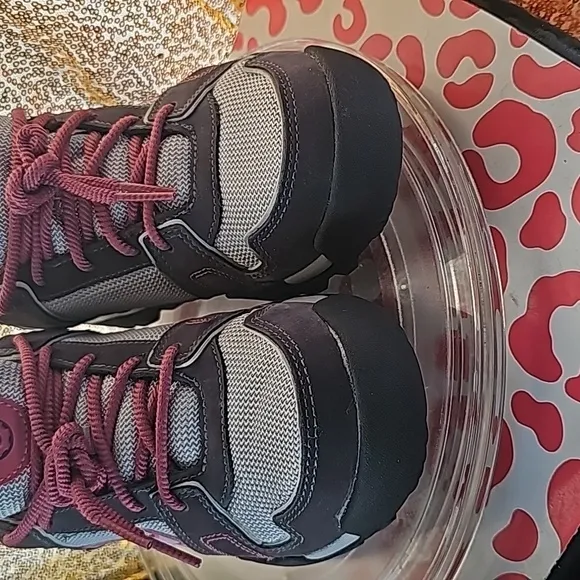 E New w/ o tags Rose pink Nike hiking ndestrukt grey sz 5Y