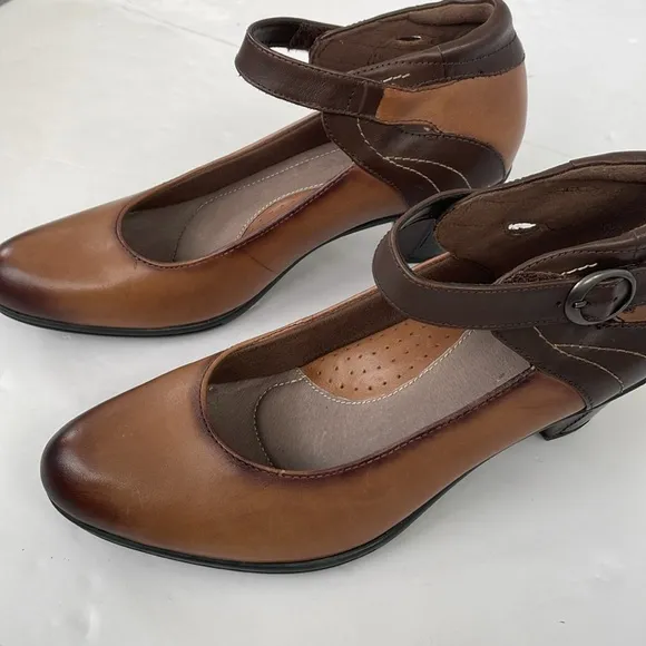 Earth Women's Garnet Almond Leather Brown Heels Size 10