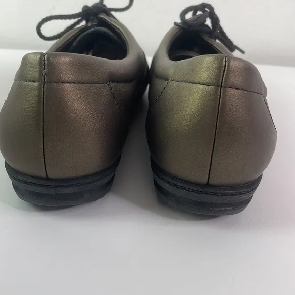 Easy Spirit Motion Women's Leather Oxford Sneakers NEW IN BOX Size 8
