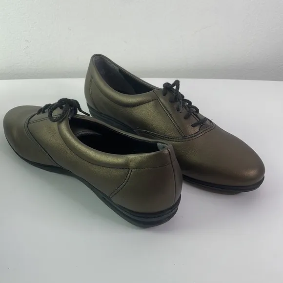 Easy Spirit Motion Women's Leather Oxford Sneakers NEW IN BOX Size 8