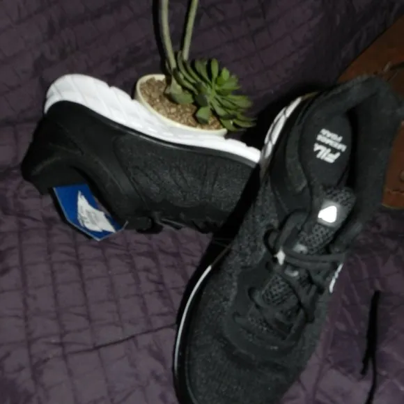 Fila Men's Breathable Knit Athletic Sneakers  Black NWT