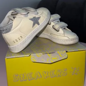 GOLDEN GOOSE SNEAKER size 21 (EU) US Toddler size 5 COLOR WHITE/SILVER