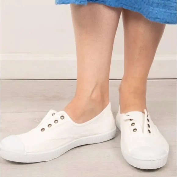 HAMPTON CANVAS • Plum Plimsolls Sneakers