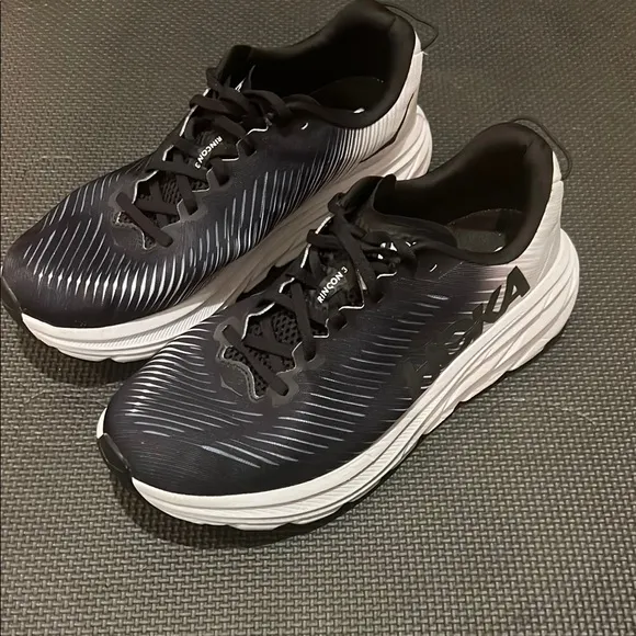 HOKA Men's Rincon 3s Size 10 (2E) Black and White Running Shoes