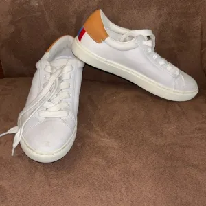 J. MCLAUGHLIN BLAKE CANVAS SNEAKERS