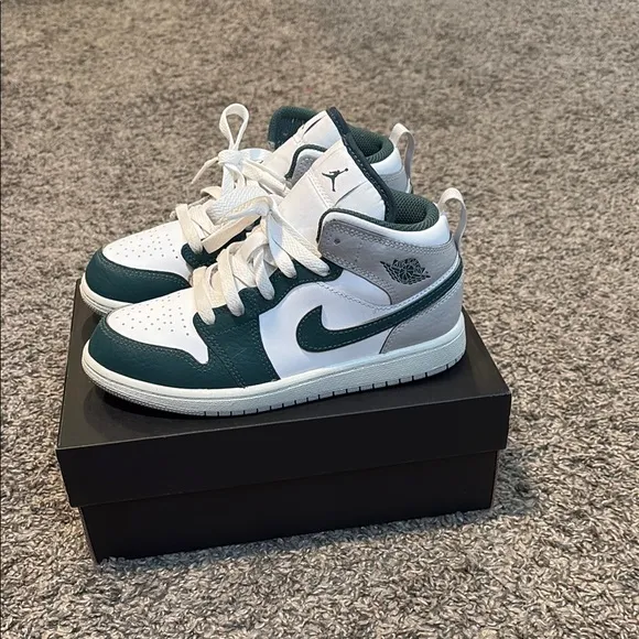 Jordan White and Green Sneakers with Classic Design and Leather Upper