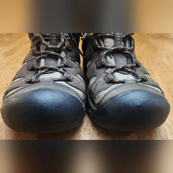 Keen Voyager Mid Mens 8; Waterproof Hiking Boots‎