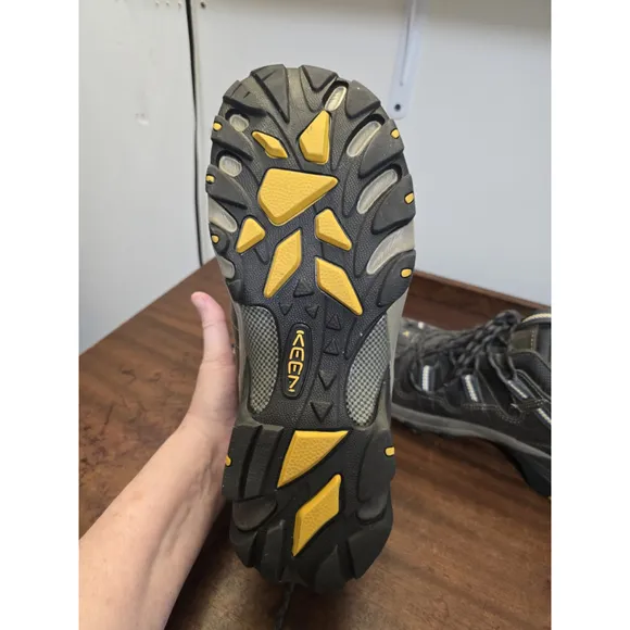 Keen WATERPROOF HIKING/WATER SHOES FOR MEN. Worn 1 Time. Size 11
