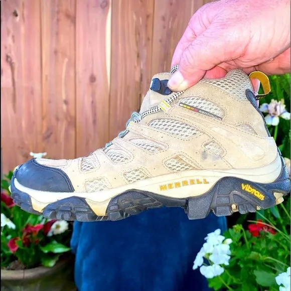 Ladies Merrell Moab above the ankle hiking boots with Vibram soles sized 7