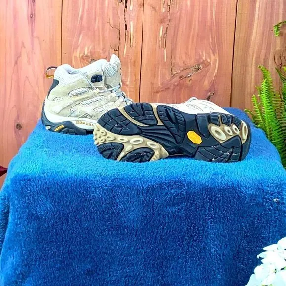 Ladies Merrell Moab above the ankle hiking boots with Vibram soles sized 7